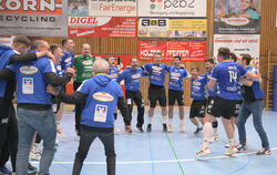 Die Handball-Mannschaft am Jubeln nach dem Sieg im Spitzenspiel.