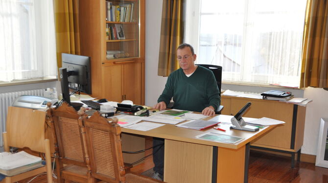 In einer ehemaligen Lehrerwohnung hat Ortsvorsteher Alwin Ott sein Büro.  FOTOS: BIMEK