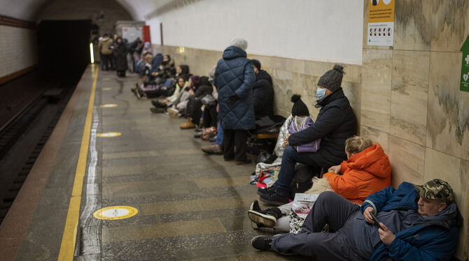 Menschen suchen in Kiew Schutz in einer U-Bahn-Station. FOTO: MORENATTI/ DPA