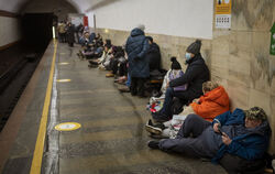Menschen suchen in Kiew Schutz in einer U-Bahn-Station. FOTO: MORENATTI/ DPA 