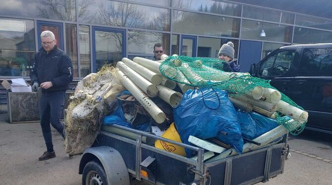 Mitglieder des Reit- und Fördervereins sammeln mehr als einen Pkw-Anhänger voller Müll.