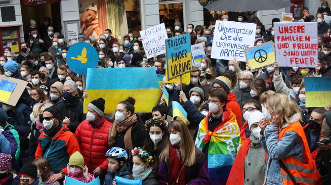 Viele junge Menschen demonstrierten am Samstag auf dem Tübinger Holzmarkt gegen den von Putin verordneten russischen Angriff auf