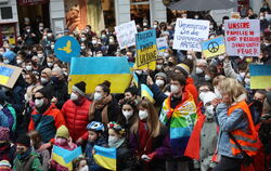 Viele junge Menschen demonstrierten am Samstag auf dem Tübinger Holzmarkt gegen den von Putin verordneten russischen Angriff auf