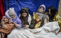 Flüchtlinge, die vor dem Krieg aus der Ukraine geflohen sind, warten an der rumänisch-ukrainischen Grenze. FOTO: DOBRE/AP/DPA