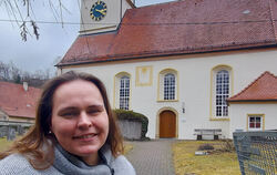 Julia Hermelink-Dangel ist die neue Pfarrerin in Mägerkingen. Auf ihre neue Aufgabe freut sich die 37-Jährige.  FOTO: FISCHER