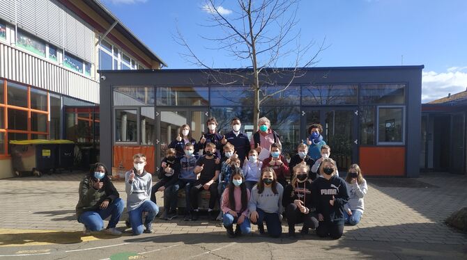 Die künftigen Schulsanitäter mit Schulleitung und den Vertretern der Malteser FOTO: NOWAK Die künftigen Schulsanitäter mit Schulleitung und den Vertretern der Malteser FOTO: NOWAK