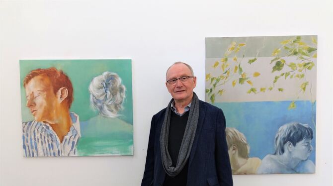 Der Maler Hans Gunsch vor zwei seiner Malereien in seiner Ausstellung »Resonanz«.  FOTO: BÖHM