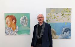 Der Maler Hans Gunsch vor zwei seiner Malereien in seiner Ausstellung »Resonanz«.  FOTO: BÖHM