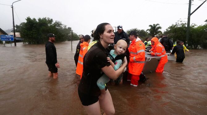 Mutter mit Baby im Wasser