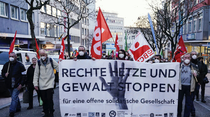 Demonstranten wenden sich in Pforzheim vor wenigen Tagen gegen Hetze und Gewalt. Hasskriminalität und antisemitische Vorfälle i Demonstranten wenden sich in Pforzheim vor wenigen Tagen gegen Hetze und Gewalt. Hasskriminalität und antisemitische Vorfälle i