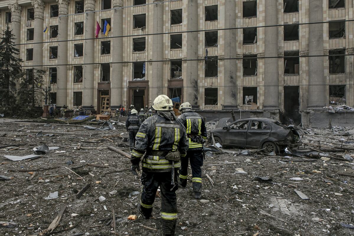 Ukrainische Rettungskräfte vor dem zerbombten Rathaus in Charkiw. FOTO: DOROGOY/DPA Ukrainische Rettungskräfte vor dem zerbombten Rathaus in Charkiw. FOTO: DOROGOY/DPA