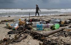 Plastikmüll an einem Strand in Malaysia
