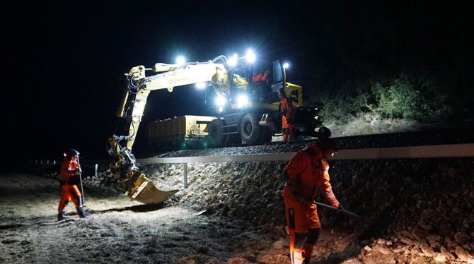 In der Nacht von Dienstag auf Mittwoch war der Bautrupp auf dem Abschnitt zwischen Haidkapelle und Hasental unterwegs.  FOTO: LE