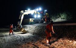 In der Nacht von Dienstag auf Mittwoch war der Bautrupp auf dem Abschnitt zwischen Haidkapelle und Hasental unterwegs.  FOTO: LE