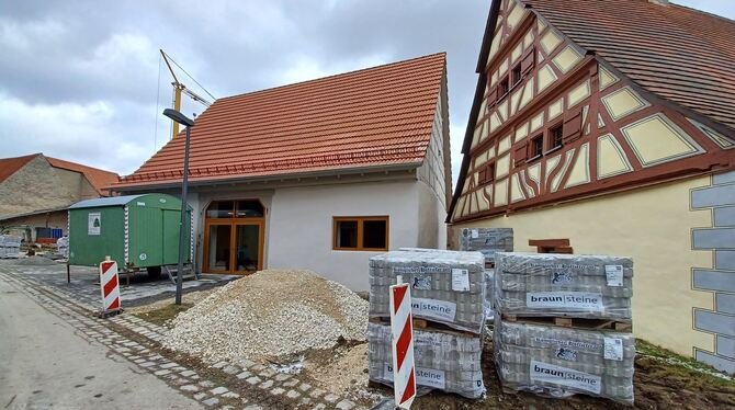 Der Platz an der Scheunenwerkstatt in Ödenwaldstetten wird derzeit neu gestaltet.  FOTO: DEWALD