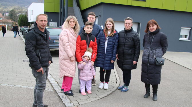 Simon Nowotni im Gespräch mit den geflüchteten Frauen (von links) Mariana Drobisher, Tetyana Baraniak und Dr. Olena Menshykova s Simon Nowotni im Gespräch mit den geflüchteten Frauen (von links) Mariana Drobisher, Tetyana Baraniak und Dr. Olena Menshykova s