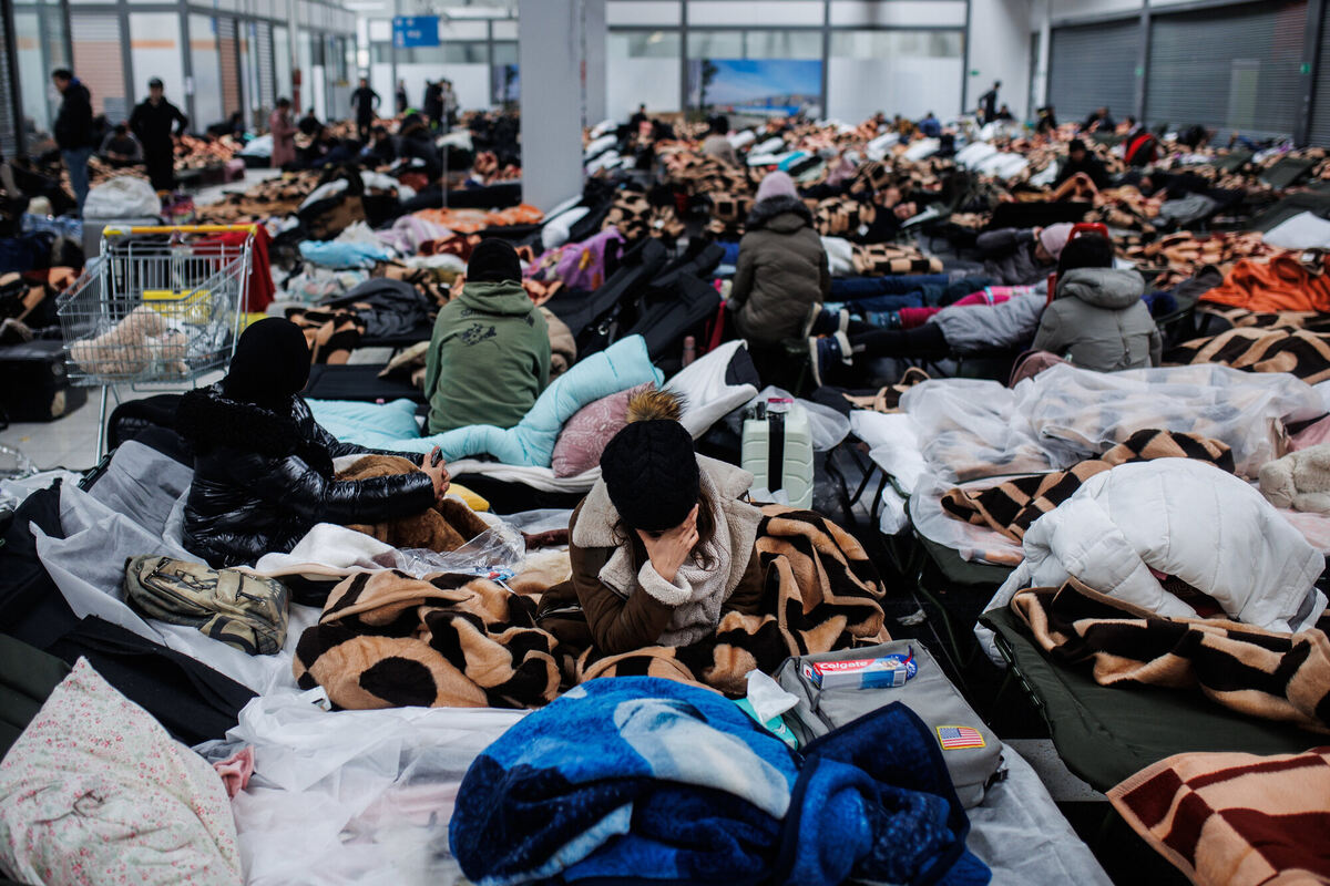 Ukraine-Flüchtlinge in einem Einkaufszentrum im polnischen Mylny.  FOTO: VÉLEZ/DPA