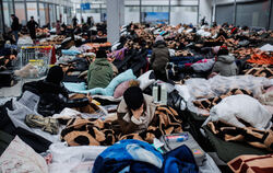 Ukraine-Flüchtlinge in einem Einkaufszentrum im polnischen Mylny.  FOTO: VÉLEZ/DPA