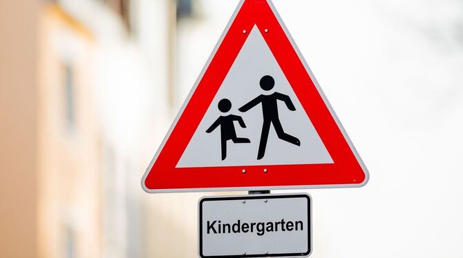 Verkehrsschild mit dem Hinweis »Kindergarten«