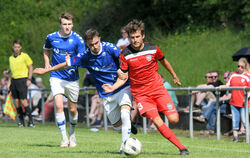 Tom Schiffel (rechts) hat seinen Vertrag beim SSV Reutlingen verlängert.   FOTO: BAUR