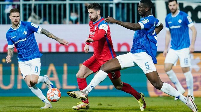 Heidenheims Stefan Schimmer (l) und Darmstadts Patric Pfeiffer