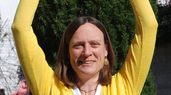 Ein helles Zeichen für den Frieden: Die Neuhäuser Lachyoga-Trainerin Silvia Bauer formt vor einem hoffnungsgrünen Baum im Metzin Ein helles Zeichen für den Frieden: Die Neuhäuser Lachyoga-Trainerin Silvia Bauer formt vor einem hoffnungsgrünen Baum im Metzin