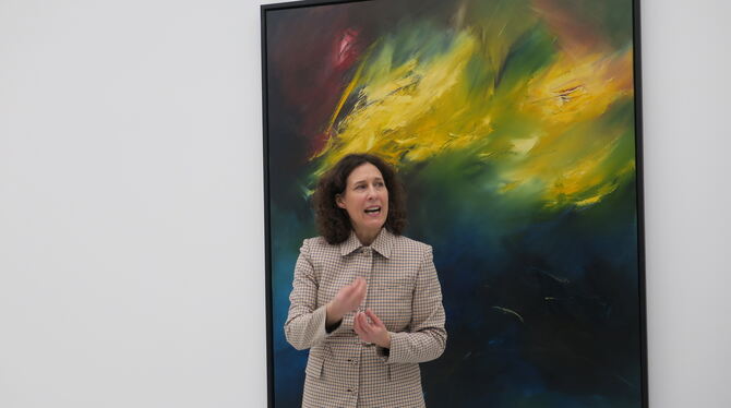 Kosmische Bildfantasien sind auch dabei: Kunsthallenleiterin Nicole Fritz vor einem Ölbild ohne Titel (2011) von Herbert Brandl.