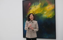 Kosmische Bildfantasien sind auch dabei: Kunsthallenleiterin Nicole Fritz vor einem Ölbild ohne Titel (2011) von Herbert Brandl.