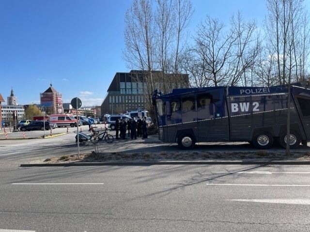 Ein Wasserwerfer der Polizei vor der Reutlinger Stadthalle.