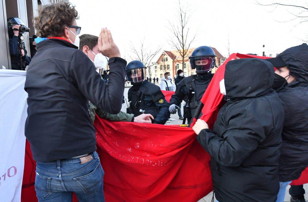 Gerangel mit der Polizei wegen aufdringlichem Verhalten FOTO MEYER_3770