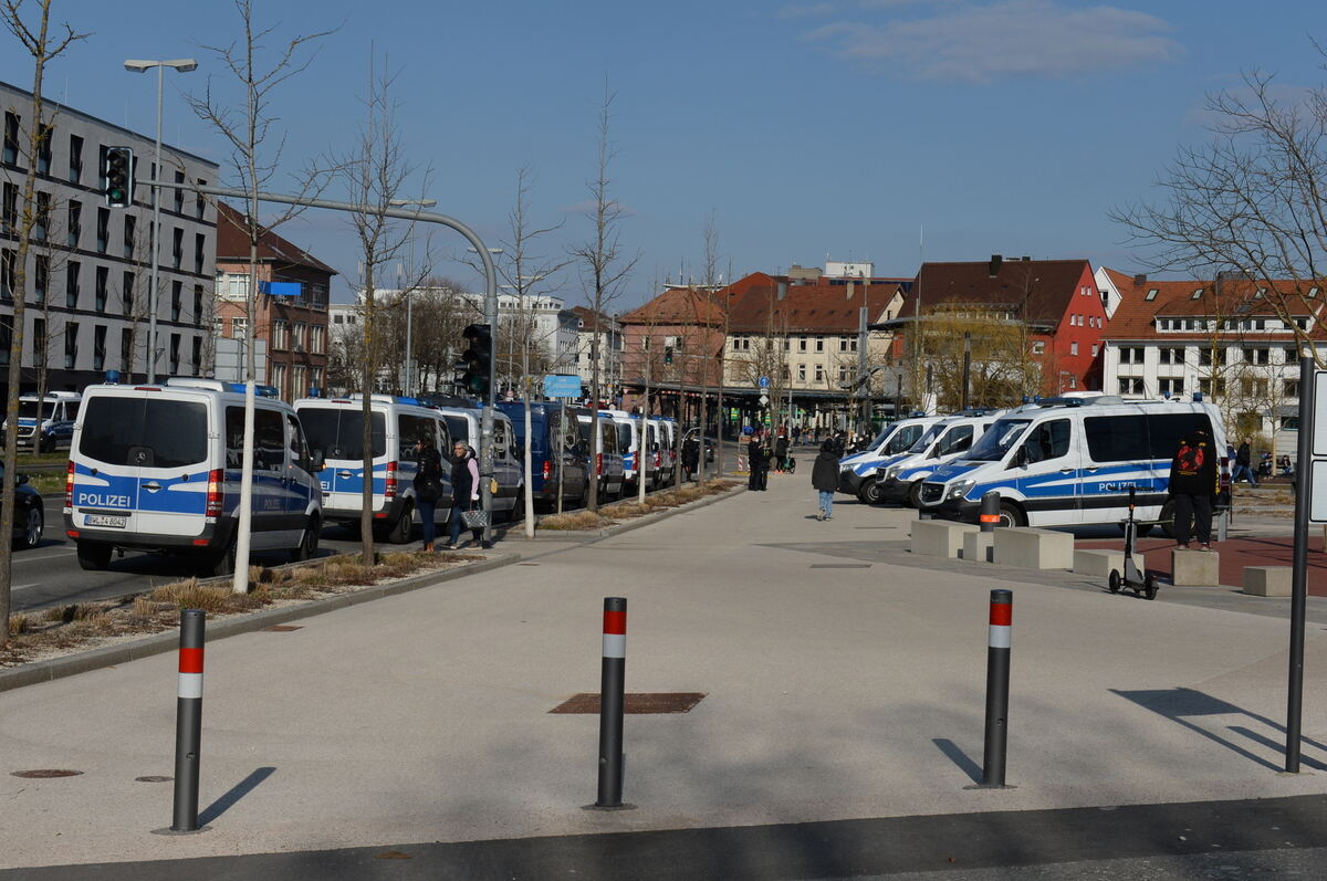 Polizei in Bereitschaft an der Karlstraße FOTO MEYER_4321