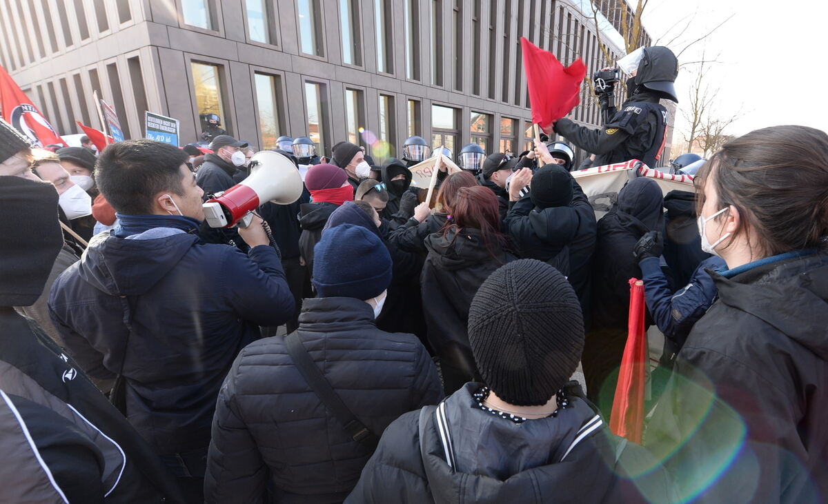 Rangelei an der Absperrung weil Antif mit Roter Fahne die Videodokumentation der Polizei stören FOTO MEYER_4315