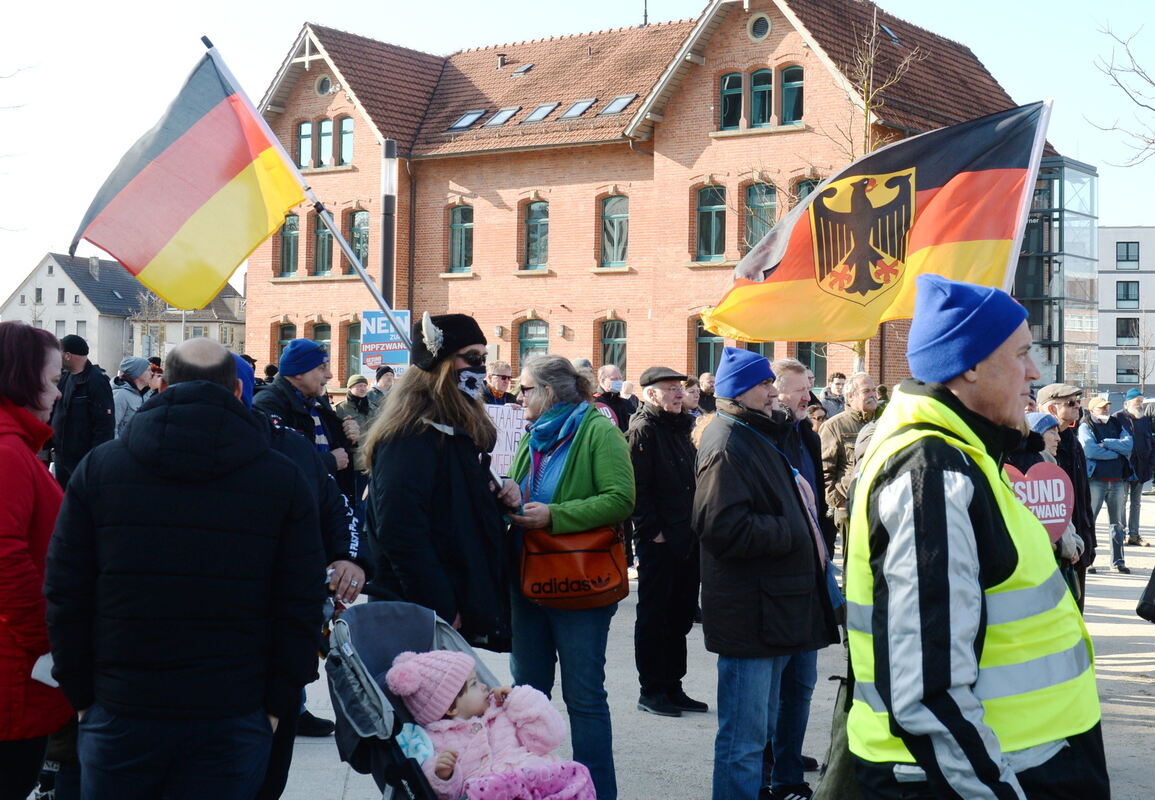Trumpscher Schamane auf AFD Kundgebung FOTO MEYER_4348