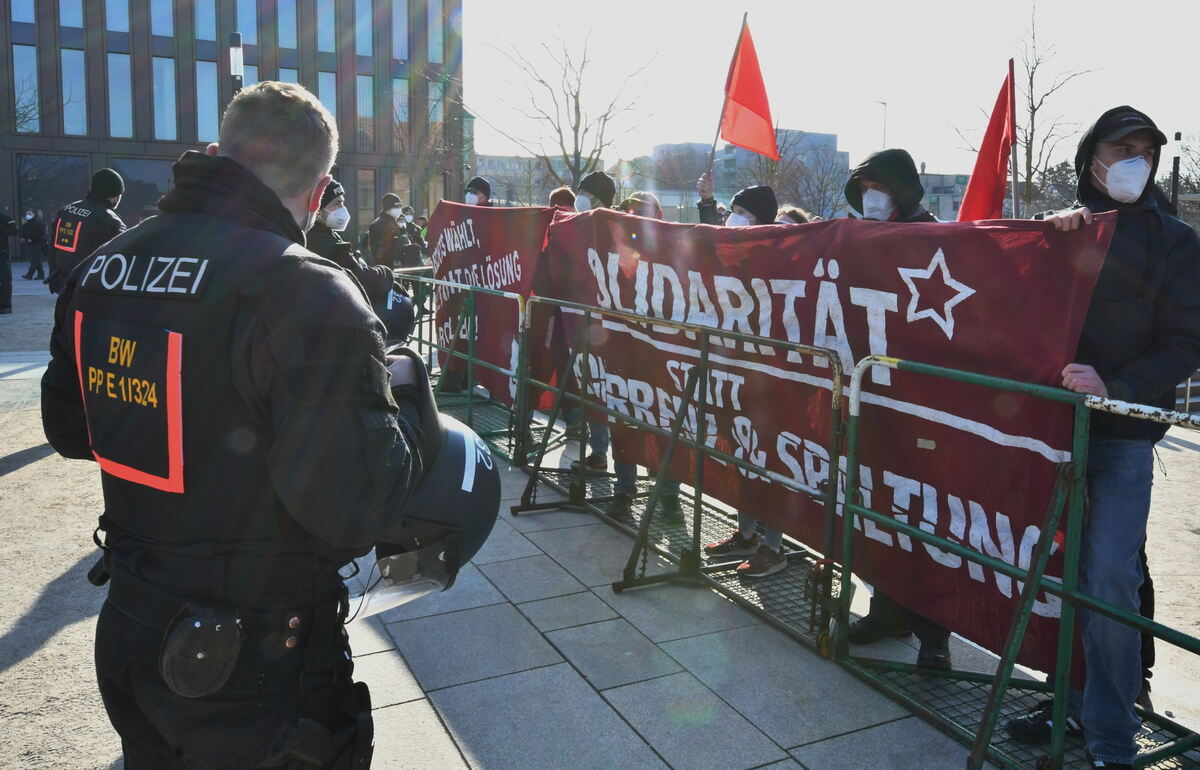 Antifa vor der Polizeisperre FOTO MEYER_3810