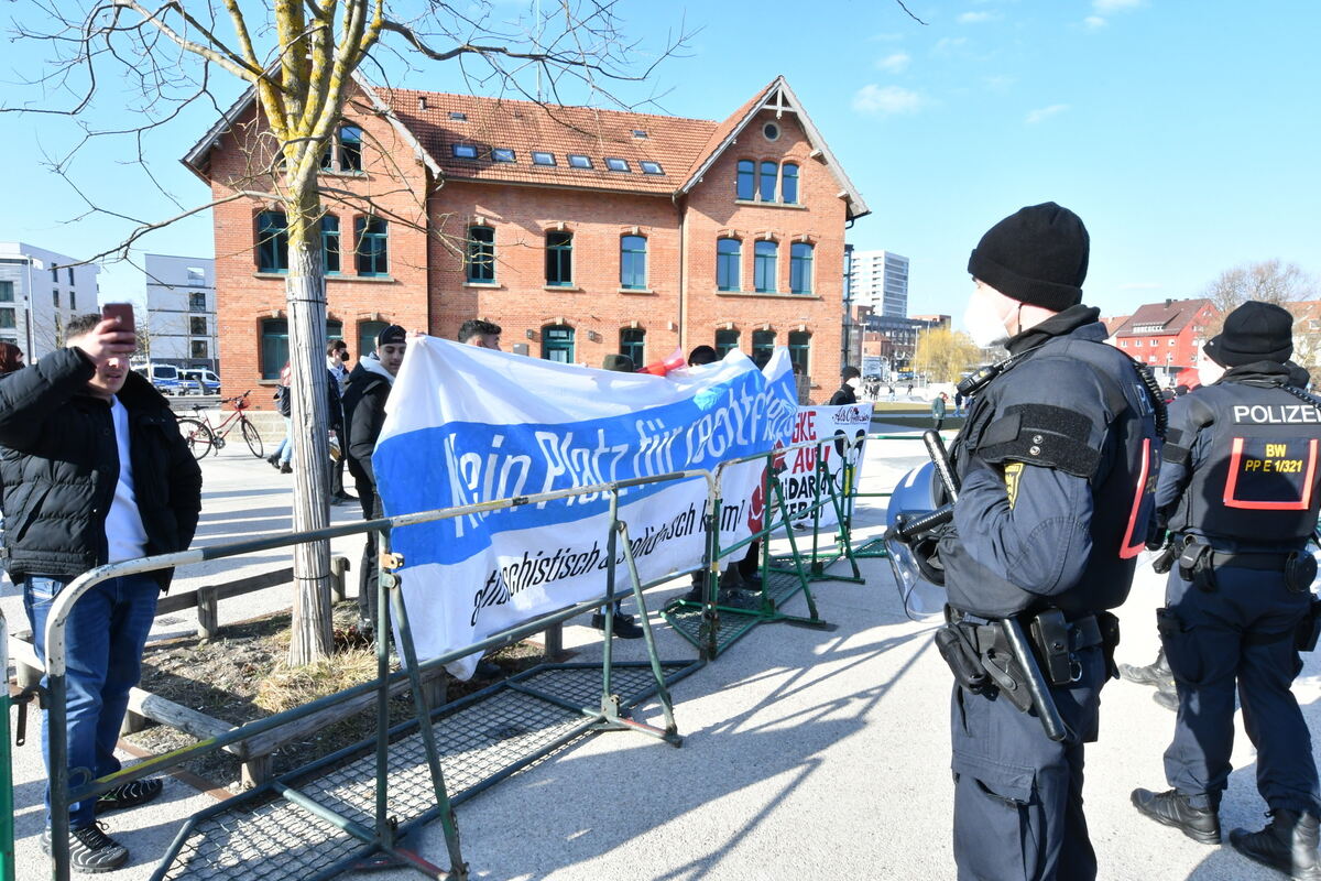 Antifa vor der Polizeisperre mit Bruderhäusle FOTO MEYER3808