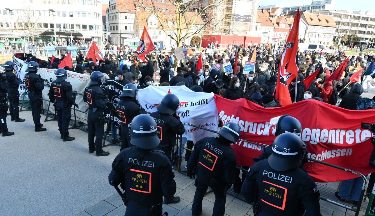Antifaschistischer Schutzwall an der Stadthalle FOTO MEYER_3795