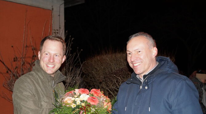 Holger Lenz (rechts) gratuliert seinem Konkurrenten Robert Mellinghoff.  FOTO: WURSTER