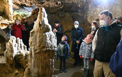 Kinder und Erwachsene geraten gleichermaßen ins Staunen angesichts der mächtigen Tropfsteine in der Bärenhöhle.  FOTO: GEIGER