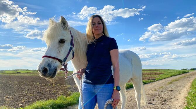 Stefanie Störzer mit Ponystute Sunny. FOTO: PRIVAT