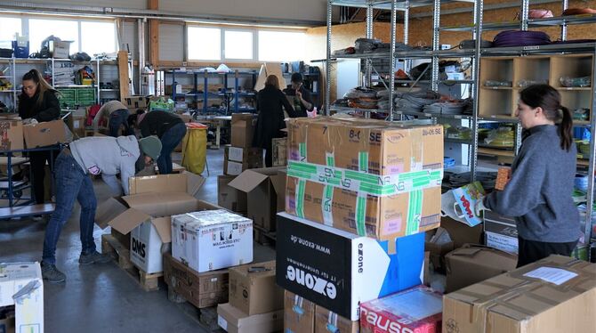 In der Lagerhalle sortierten Helfer die Sachen. FOTOS: STRAUB