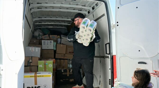 Die Transportfahrzeuge wurden sorgfältig beladen.