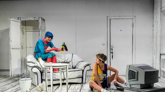 Angstmän (Daniel Hölzinger, links) taucht plötzlich bei Jennifer (Lorraine Töpfer) in der Wohnung auf.