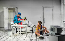 Angstmän (Daniel Hölzinger, links) taucht plötzlich bei Jennifer (Lorraine Töpfer) in der Wohnung auf.