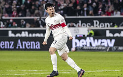 Wataru Endo jubelt nach seinem zweiten Saisontor. Der Stuttgarter Kapitän erzielt den immens wichtigen Anschlusstreffer zum 1:2 