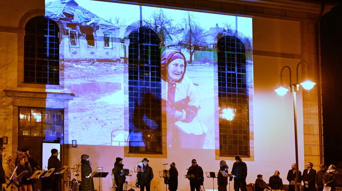 Bilder vom Krieg begleiteten das Friedensgebet am Sonntagabend auf dem Gomaringer Kirchplatz.
