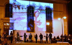 Bilder vom Krieg begleiteten das Friedensgebet am Sonntagabend auf dem Gomaringer Kirchplatz. 