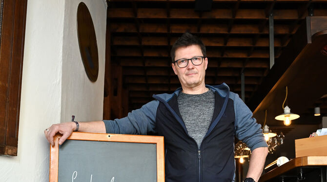 Stefan Löwl mit dem Schild, das für viel Aufsehen gesorgt hat.