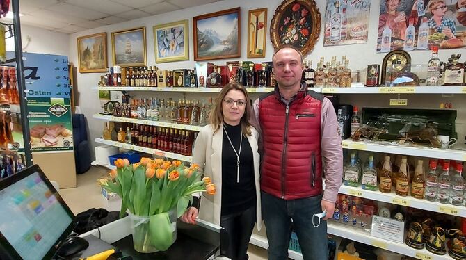 Nelli Meinhardt, Mitarbeiterin, und Kasimirs Ksarowinskis, Betreiber des Lebensmittelladens »Taiga« in Auingen.  FOTO: FISCHER