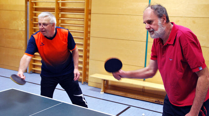 Wolfgang Dieth (rechts) und Eberhard Frank beim Tischtennis-Training freitagabends. FOTO: PRIVAT