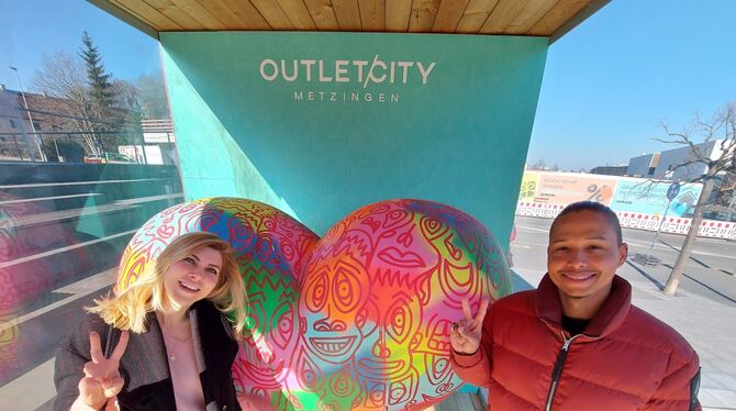 Ein knallbuntes Herz von Romulo Kuranyi bringt Fröhlichkeit in die Outletcity Metzingen. Der brasilianische Künstler und Influen